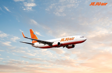 제주항공 비행기가 구름이 아름답게 흩어져 있는 상공을 힘차게 날고 있다.