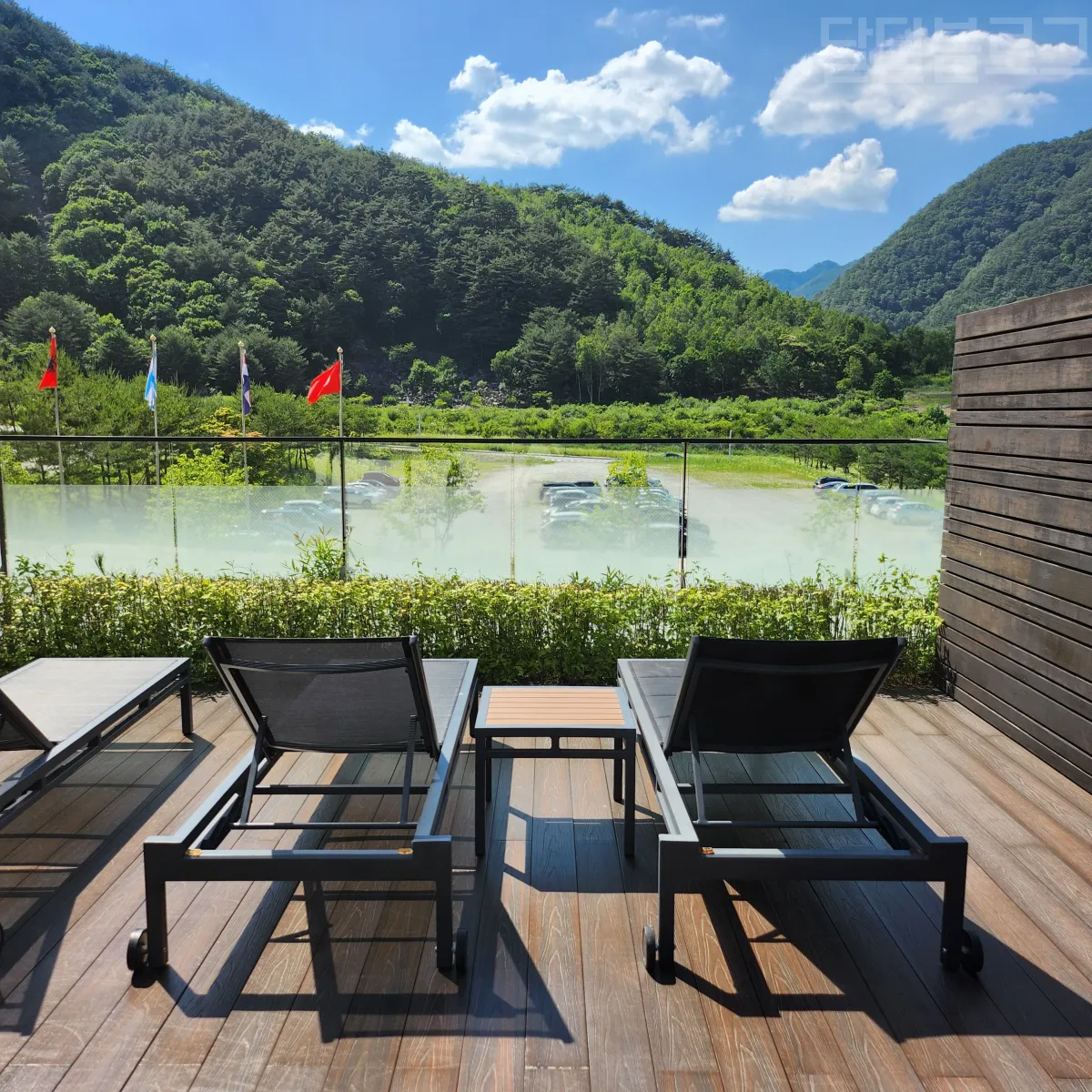 정선-파크로쉬-실외-수영장-선베드