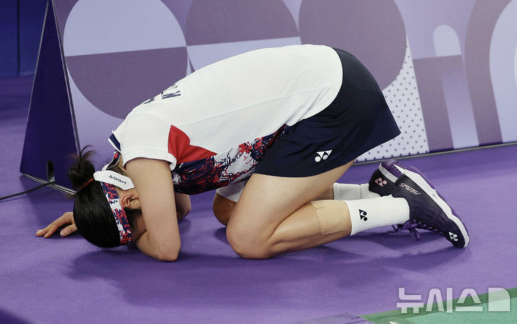 무릎과 허벅지 부상을 딛고 부상투혼의 결과 우승을 확정지은 후 무릎을 꿇으며 기쁨의 눈물을 흘리는 안세영(사진출처.뉴시스)