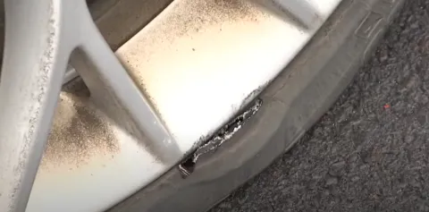 포트홀 밟고 휠과 타이어 파손된 상황