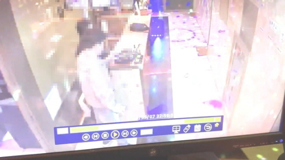 신용카드를 가져오지 않았다며 단말기에 허위 정보를 입력하고 식당에서 수백만원어치 무전취식한 40대 남성 A씨가 붙잡혔다. 사진은 A씨가 지난 7일 한 노래주점에서 업주 대신 직접 단말기를 조작해 허위 영수증을 출력하고 있는 모습. [사진=부천 원미경찰서]