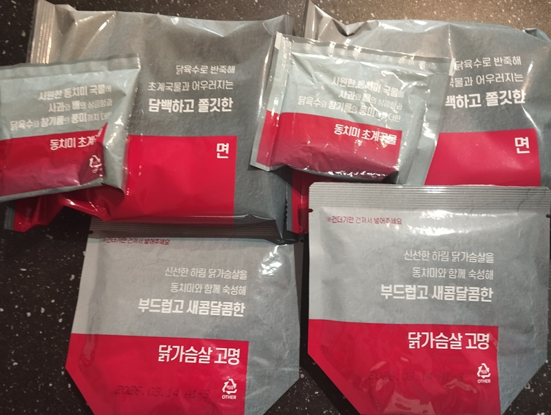 제품구성입니다. 면과 육수, 고명으로 구성되어 있습니다.