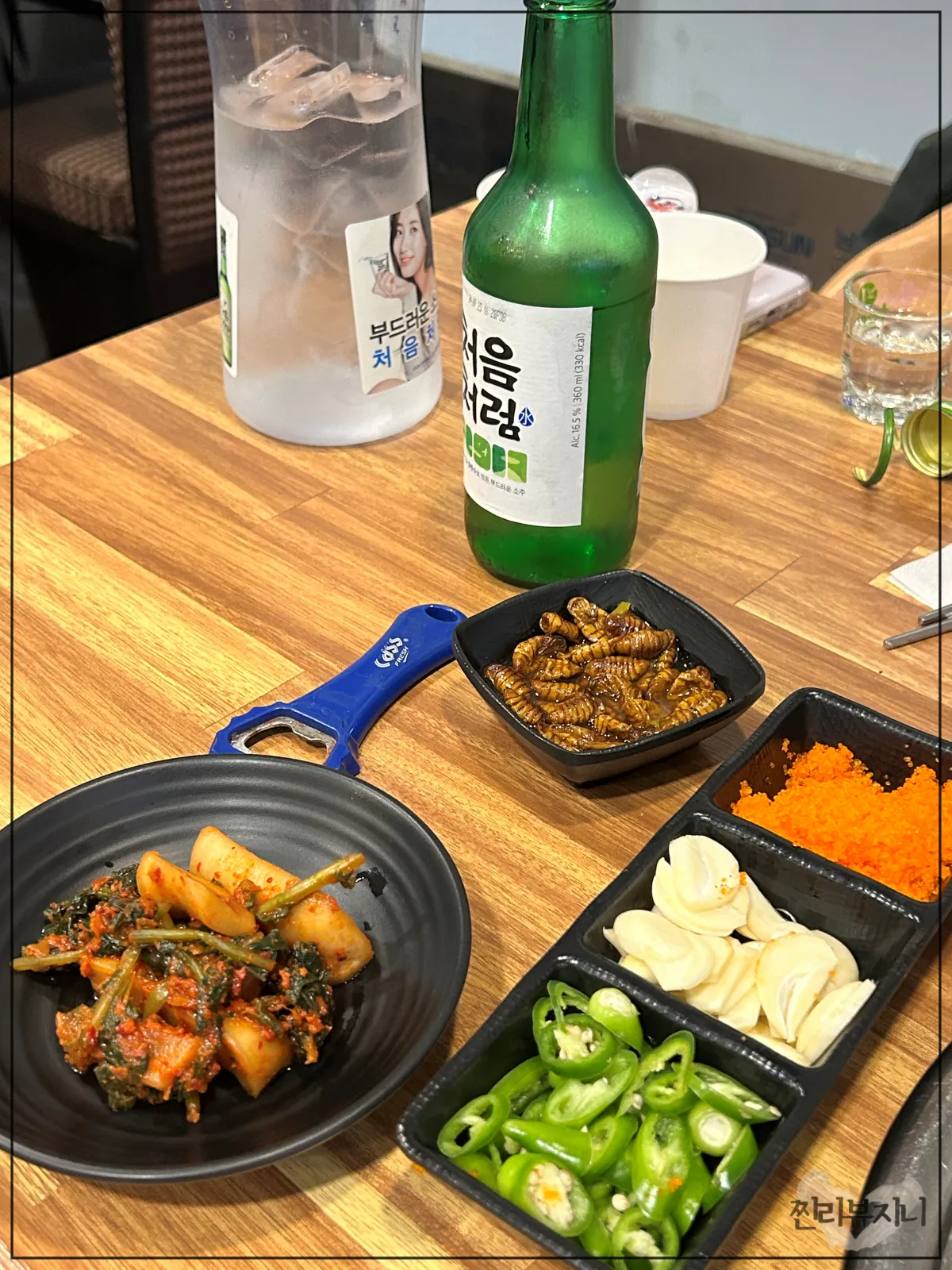 테이블-위에-놓여져-있는-밑반찬과-소주