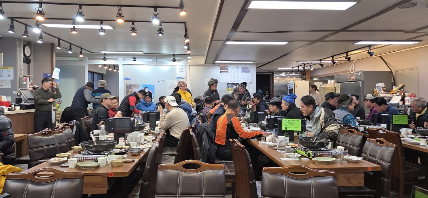 눈꽃, 눈보라, 칼바람, 그리고 동창들과의 웃음과 걱정까지
이번 선자령 산행은 오래도록 기억에 남을 진짜 겨울 산행이었다.