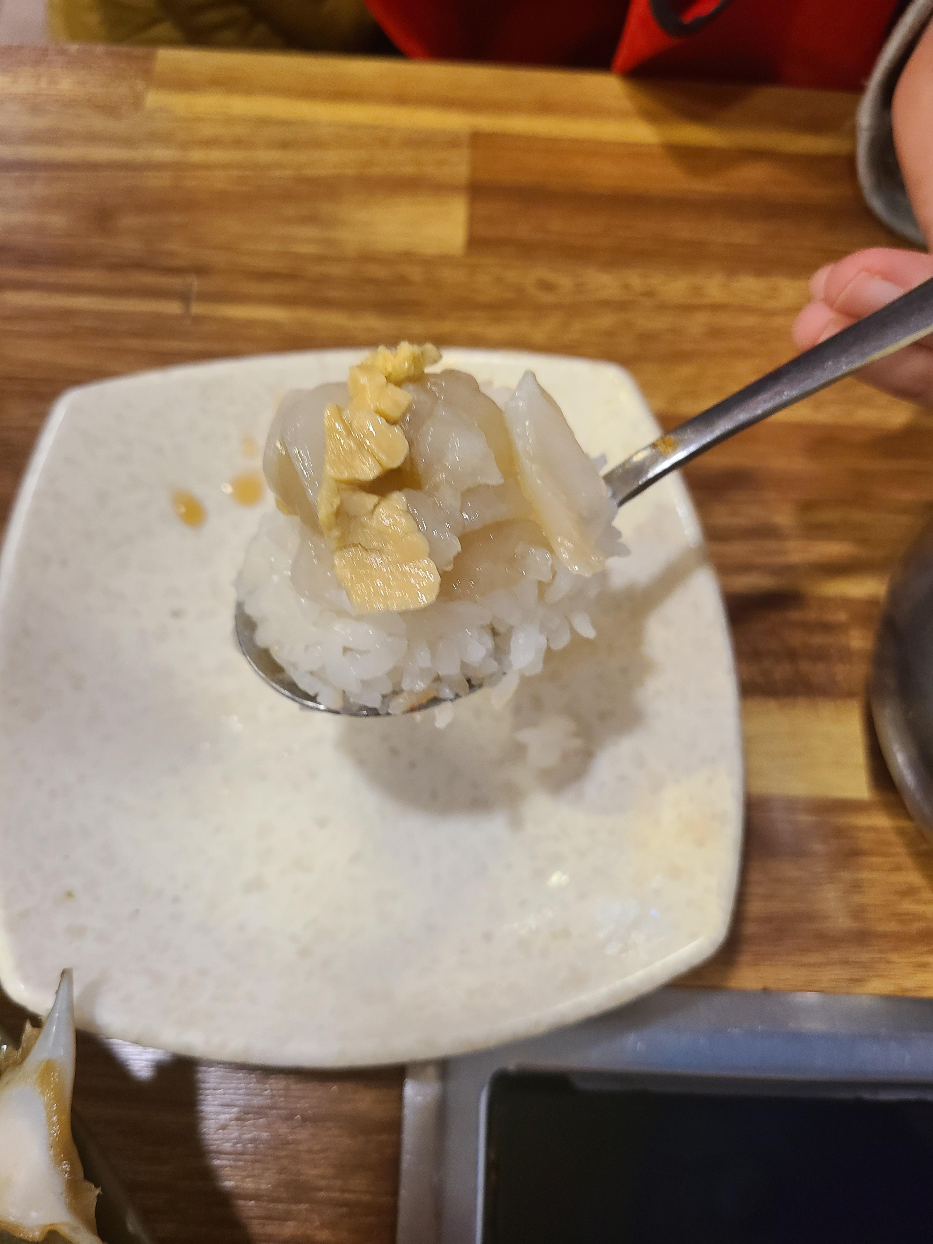 how to eat soy sauce marinated crab and spicy marinated crab3