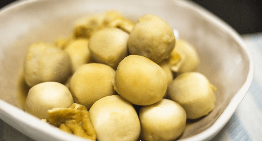 토란 열매가 요리 되어 그릇에 담겨 있다