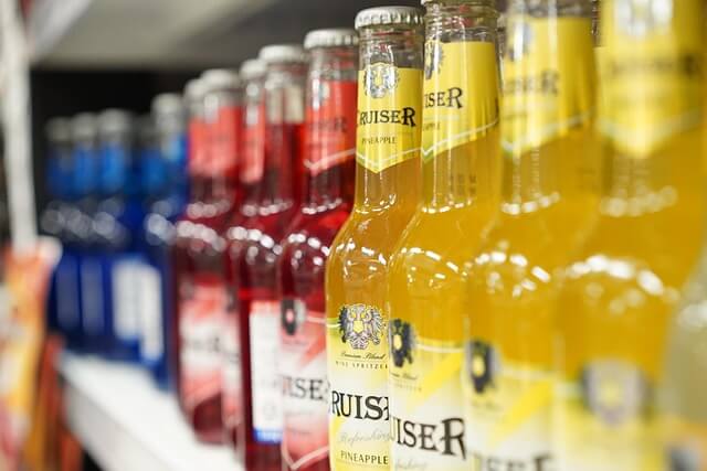 마트에 상품 진열 사진