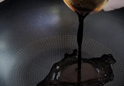 팬에 양조간장 1큰술을 넣는 장면