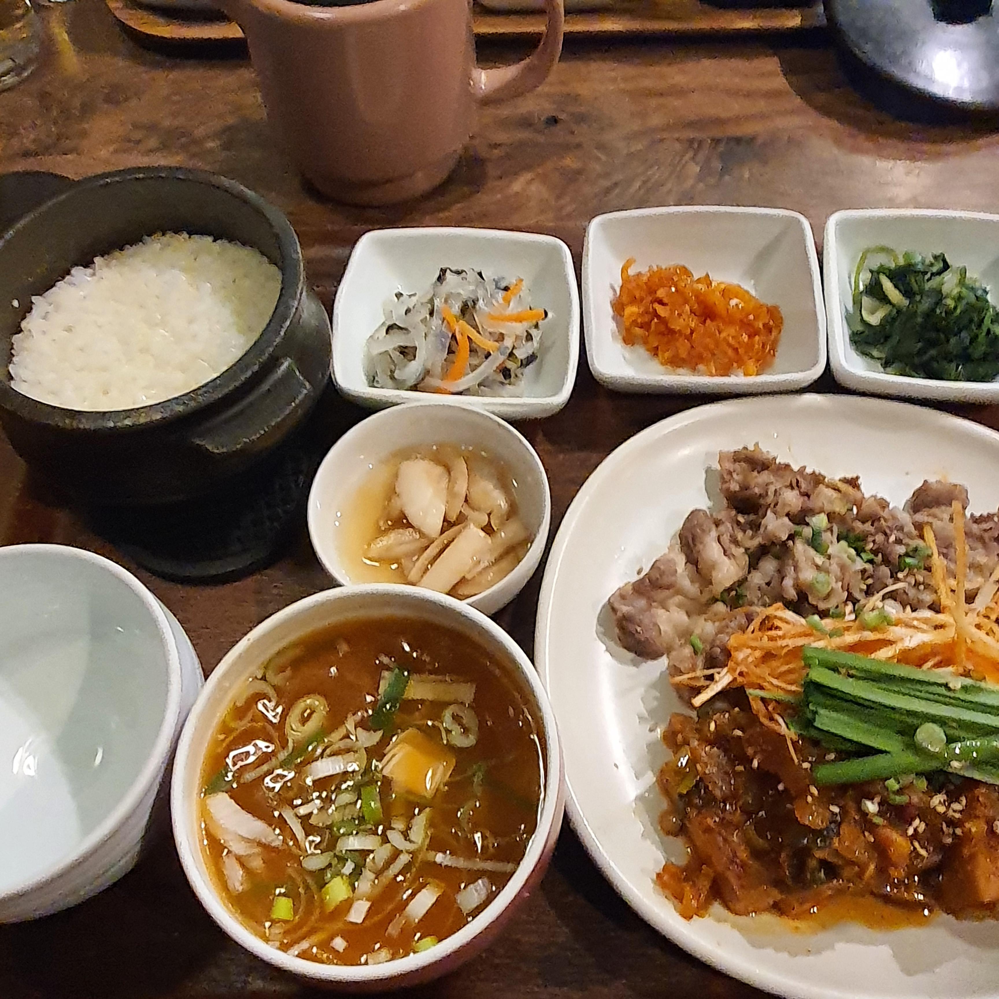 솥밥과-차돌박이-요리-반상