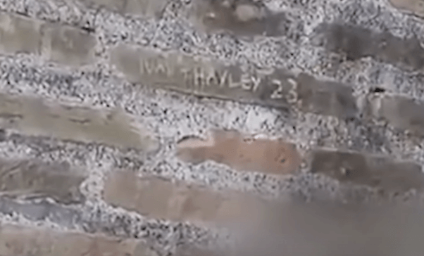 콜로세움 내부 낙서 흔적