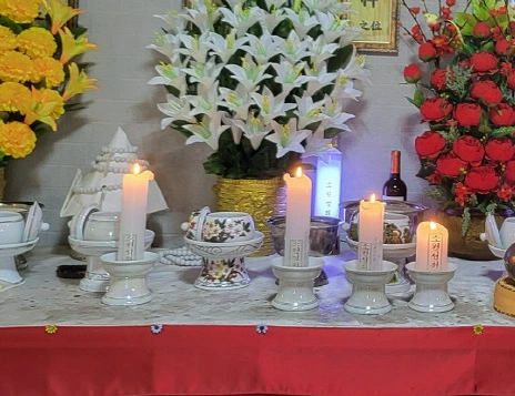 법당위에 놓인 흰색 모자