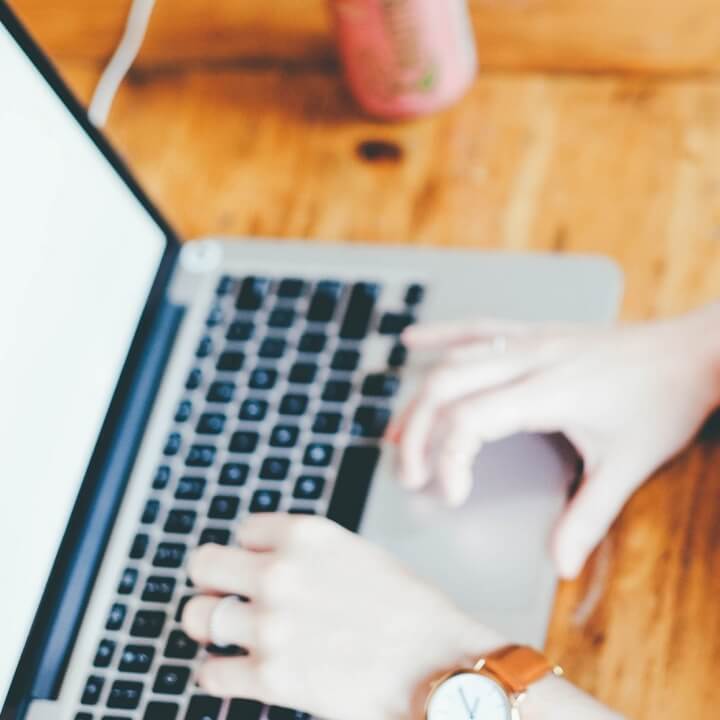 여자가-컴퓨터-하는-사진