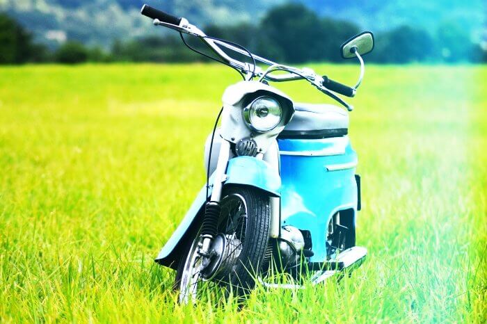 들판에-세워진-스쿠터