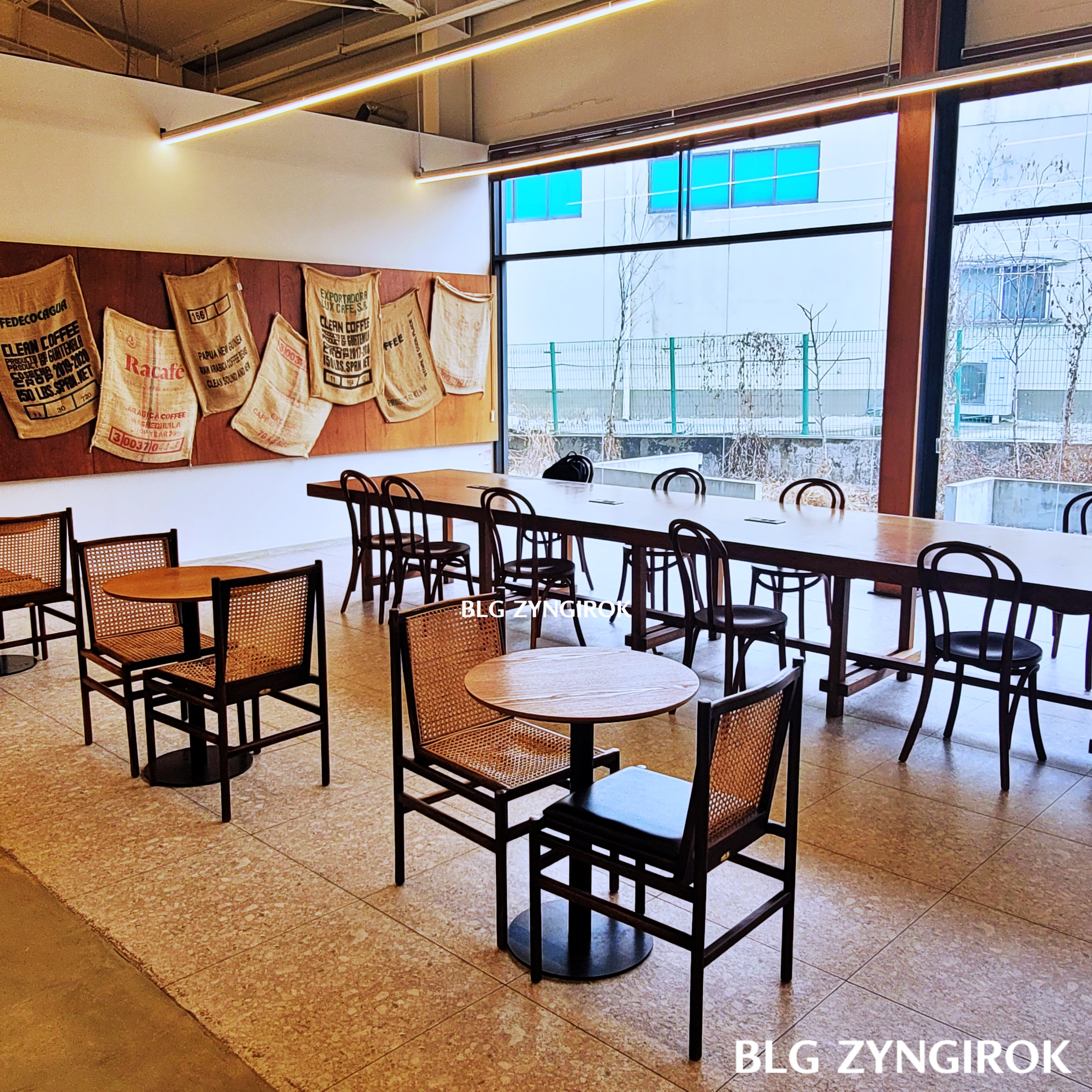 대형테이블과 작은 테이블들이 있는 내부모습이다.