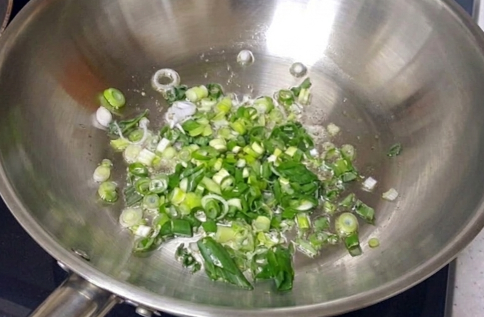 우삼겹 덮밥 레시피 파기름 내기 단계 스테인리스 웍 조리 사진