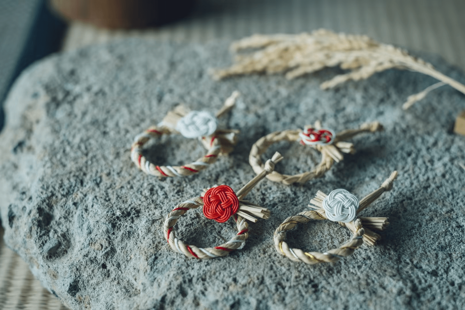 짚 매듭 체험 후 완성된 짚 장식품, 다양한 색깔의 장식이 추가된 정교한 디자인