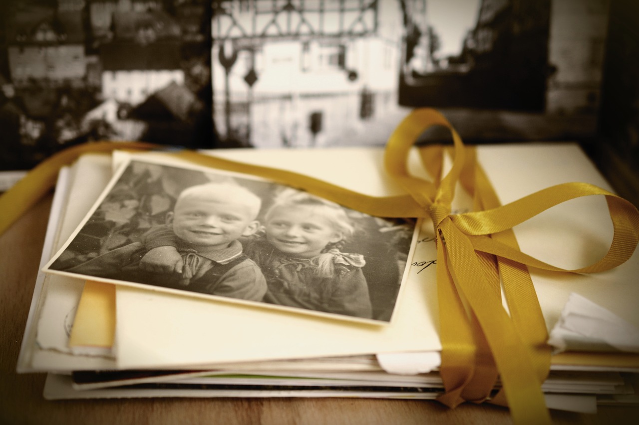 어린 소년 소녀의 흑백 사진이 선물처럼 책위에 놓여져있는 사진