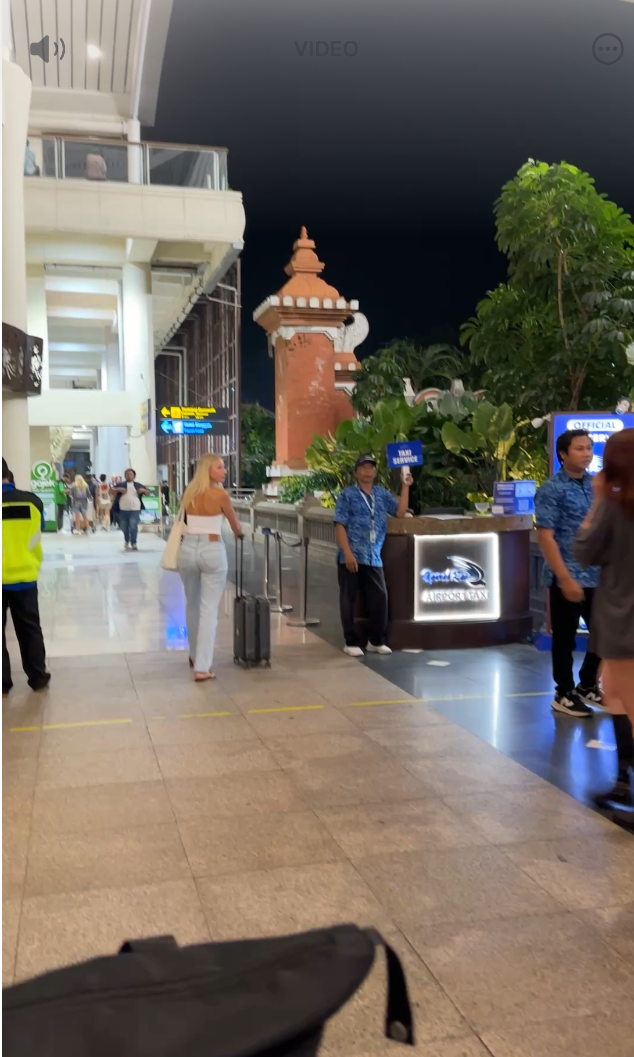 발리 공항의 바깥 풍경