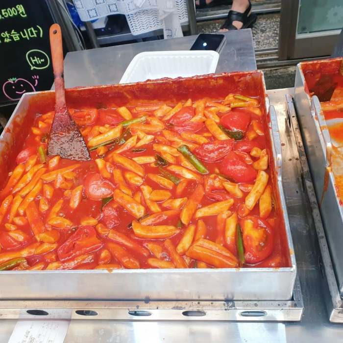 제209회 놀라운토요일 매콤진미 묵은지참지 소불고기 3종 김밥 생토마토 떡볶이 차태현 유연석 추천 놀토 서울 중곡제일시장 맛집 소개