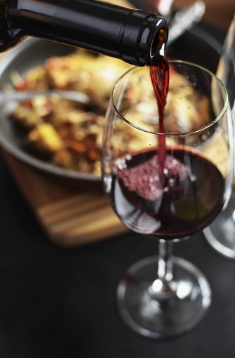  편의점에 &lsquo;부자존&rsquo;이 뜬다! 명품 과자부터 고급 와인까지 인기 이유