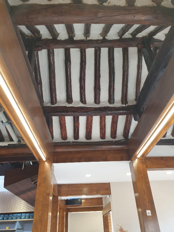 천장 나무를 살린 인테리어. 한옥을 잘 살렸다.