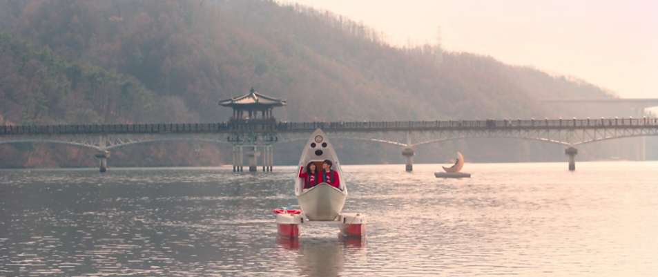 문보트 뒤편으로 월영교가 보이는 장면