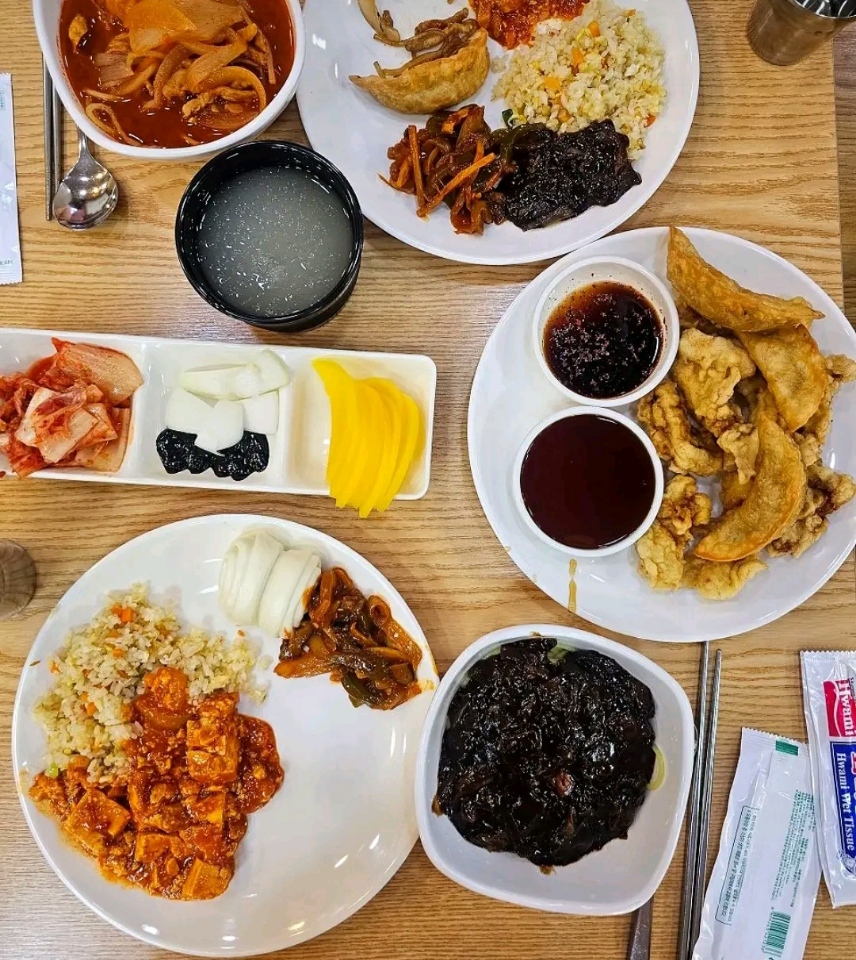 중국 음식을 접시에 골고루 담은 사진