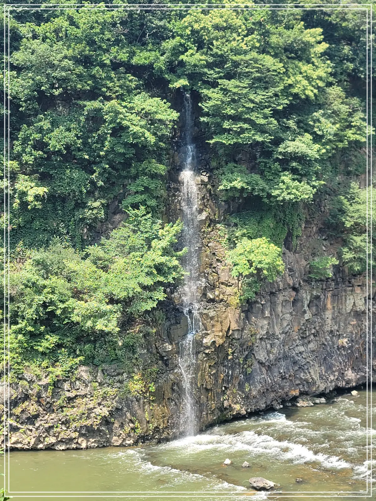 한탄강-주상절리길-협곡에서-흘러내리는-폭포