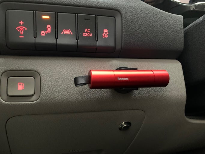 생명을 지키는 3초: 차량용 비상탈출 키트 제대로 사용하는 법 관련 사진