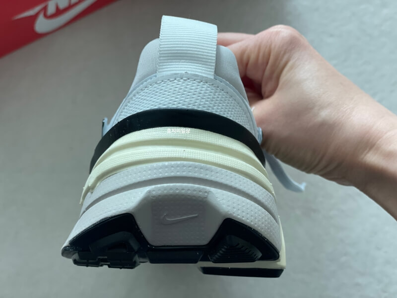 나이키 V2K 런 서밋 화이트 메탈릭 실버-뒷 축