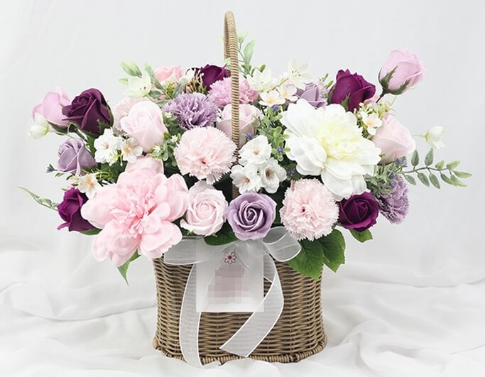 크리스마스 꽃 바구니: 황홀한 분위기를 만들어주는 아름다운 장식