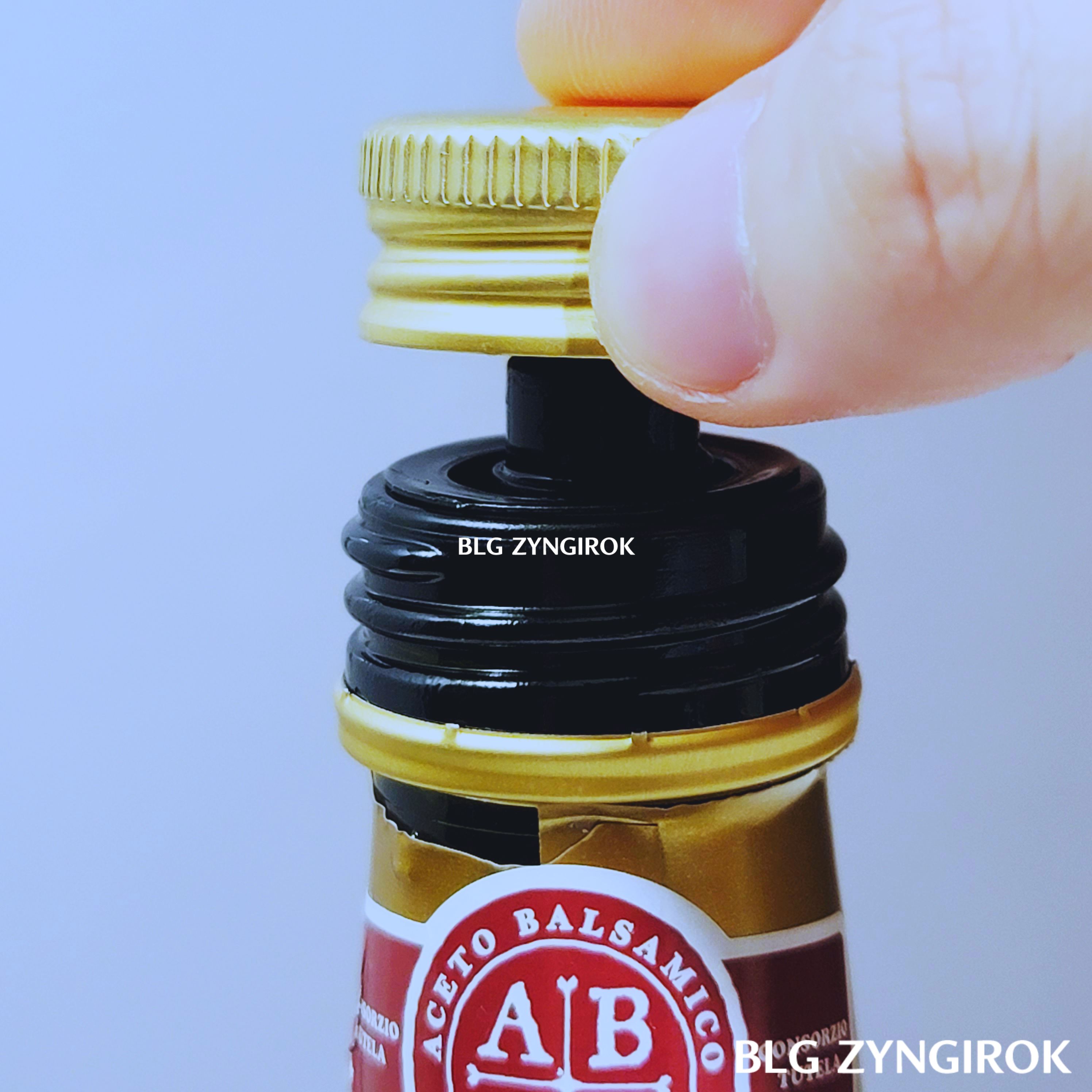 주둥이를-뚜껑으로-살짝-누른모습이다.