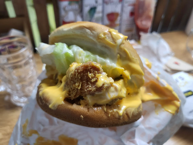 맘스터치 광교역점 딥치즈싸이버거-5