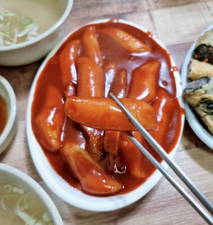 쌀떡볶이와 구덕한 소스