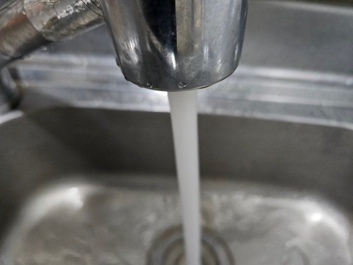 싱크대에서-나오고있는-온수