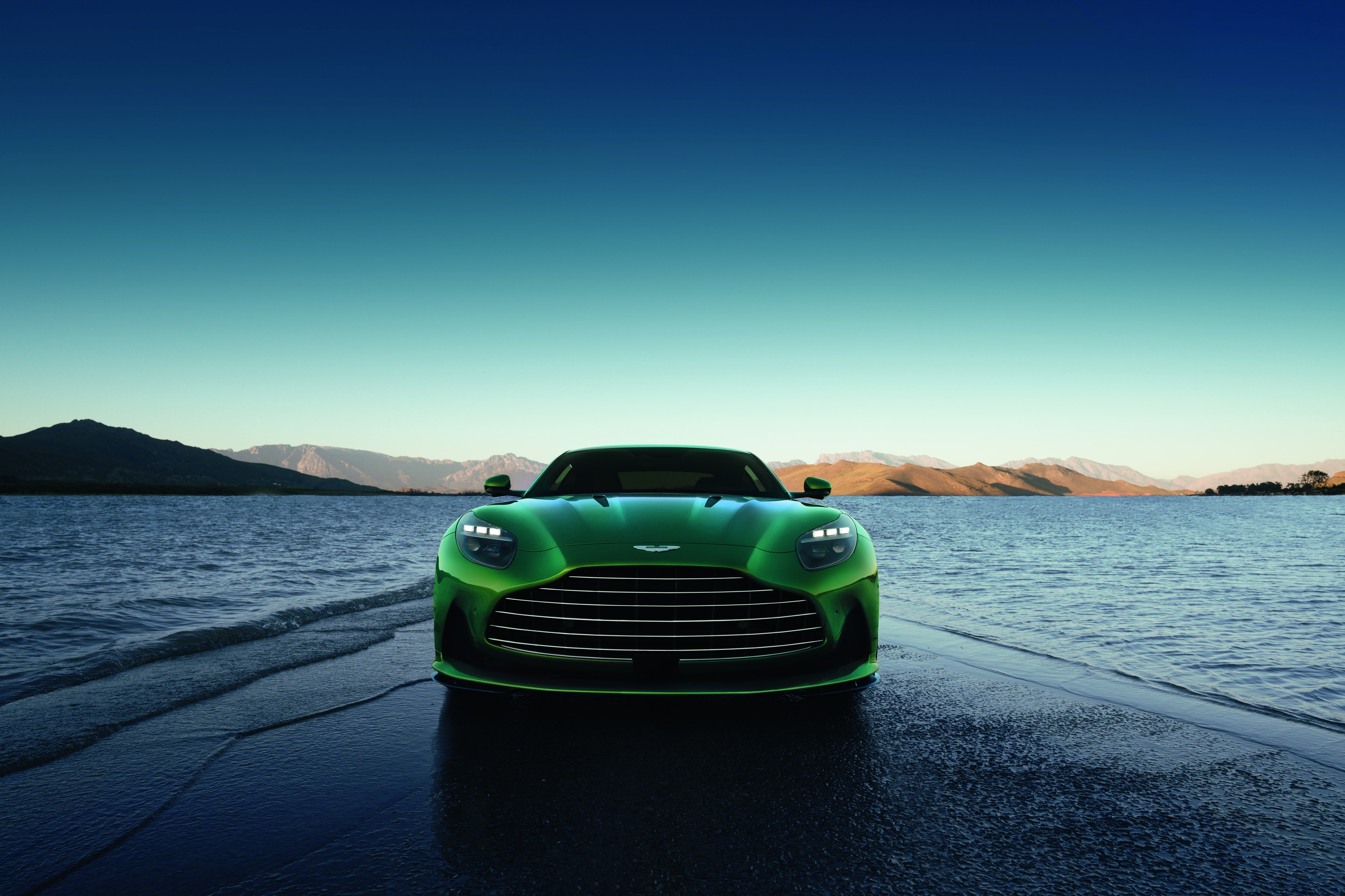 애스턴마틴 DB12 사진