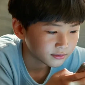 아이 스마트폰 중독 이미지