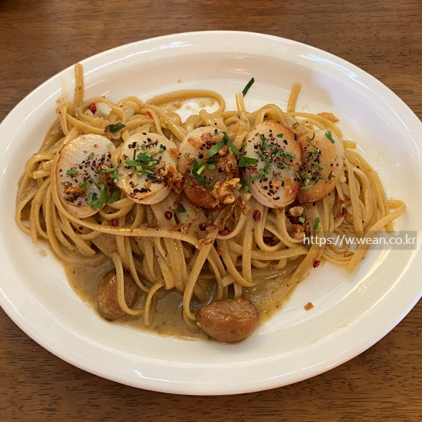 파스타가 놓여 있어요.