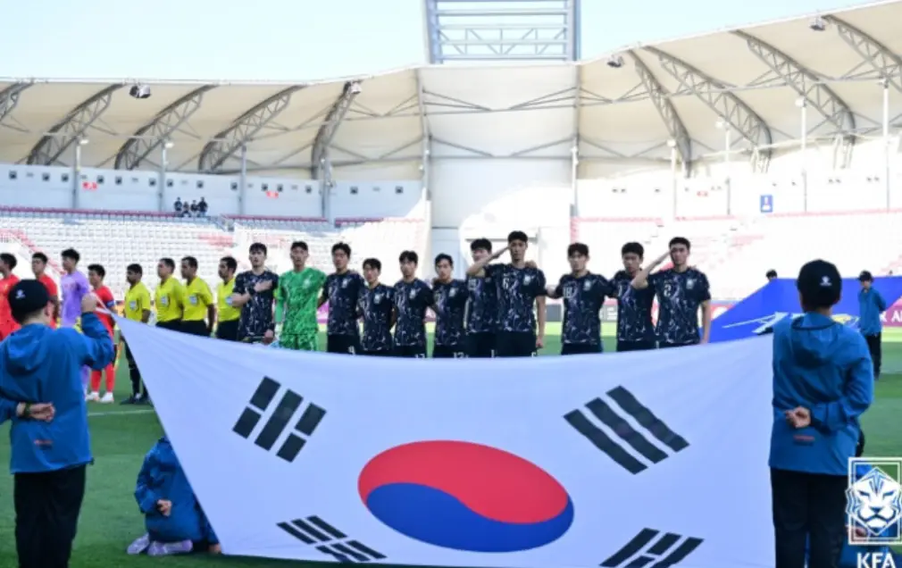 u23-한국선수들이 큰 태극기를 들고 기념촬영하는 모습