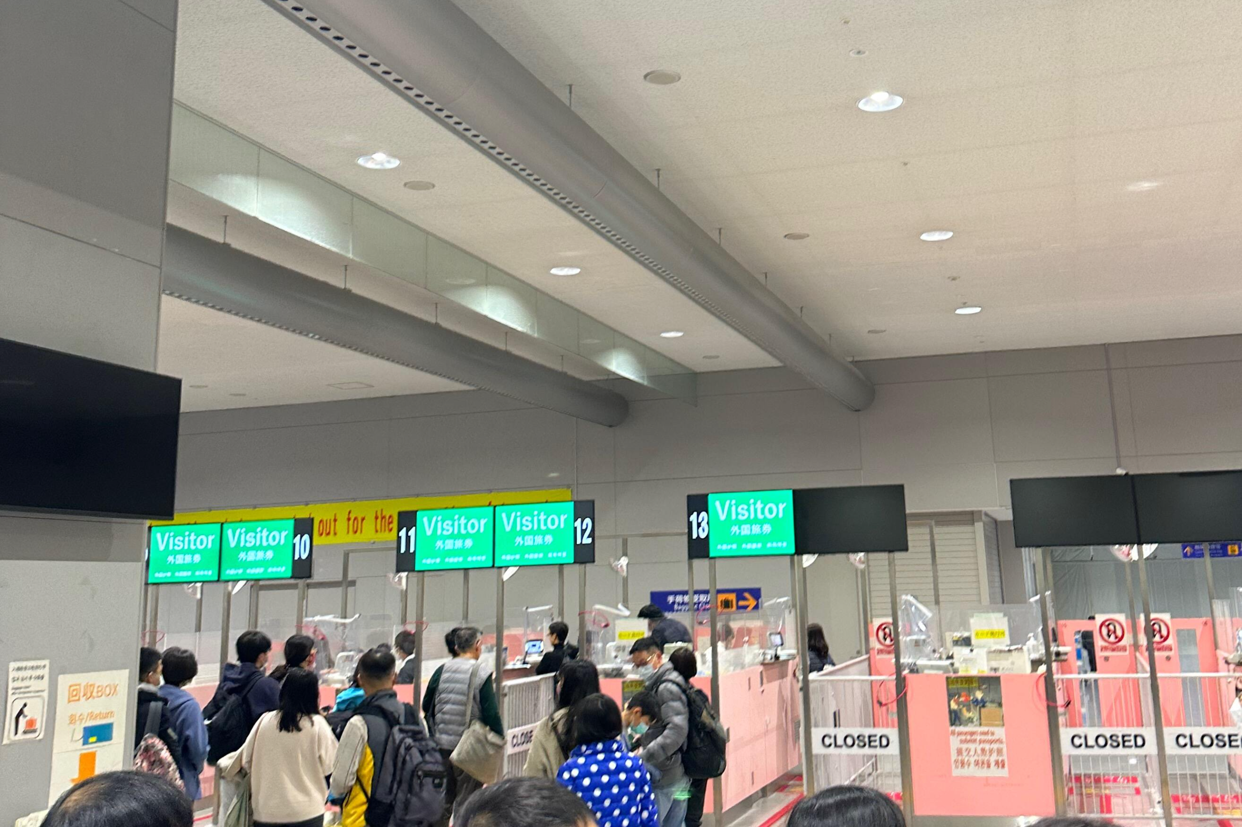 일본-오사카-간사이공항의-입국심사-대기줄