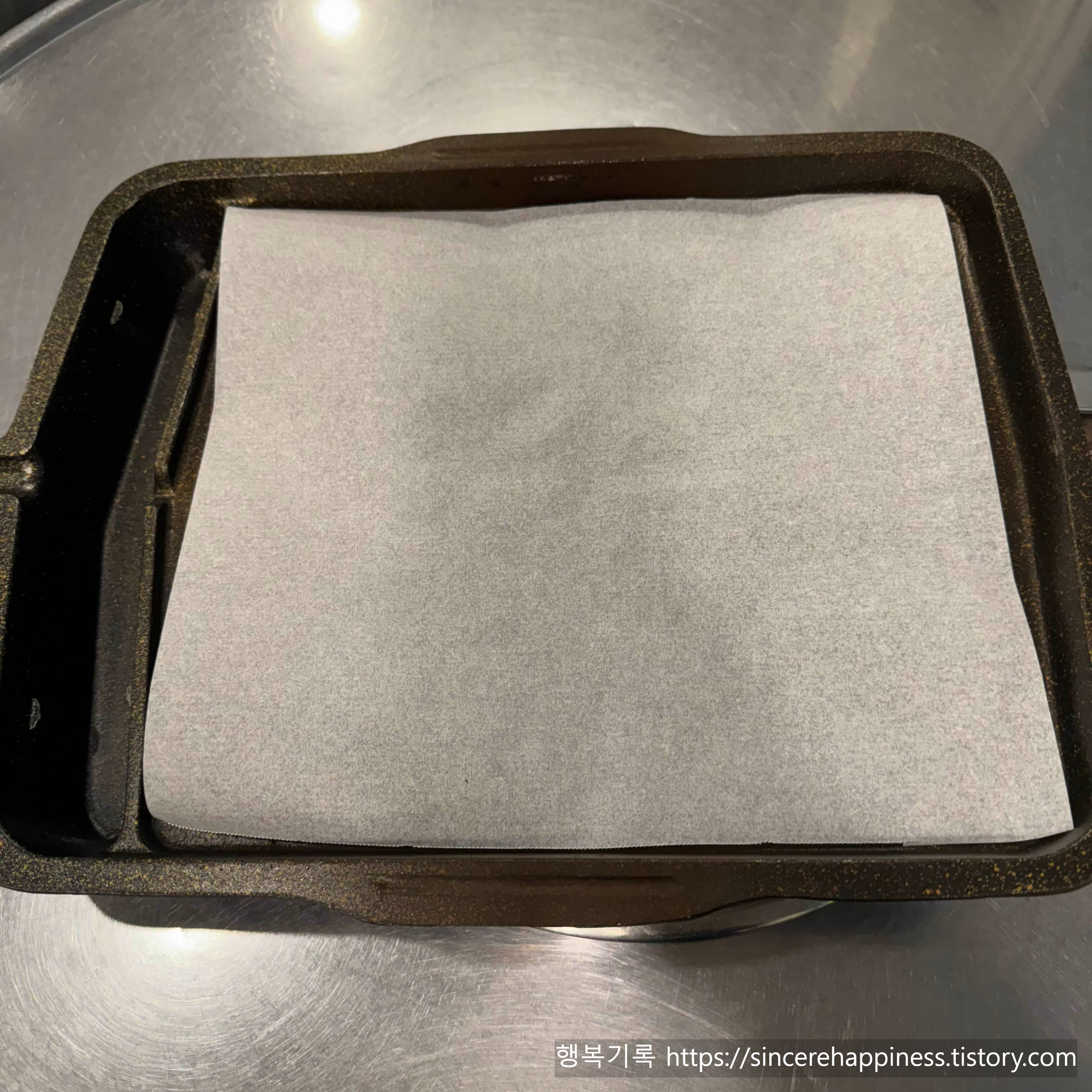 돈꼬레 사각 돌불판 위 깔끔한 종이 호일 세팅