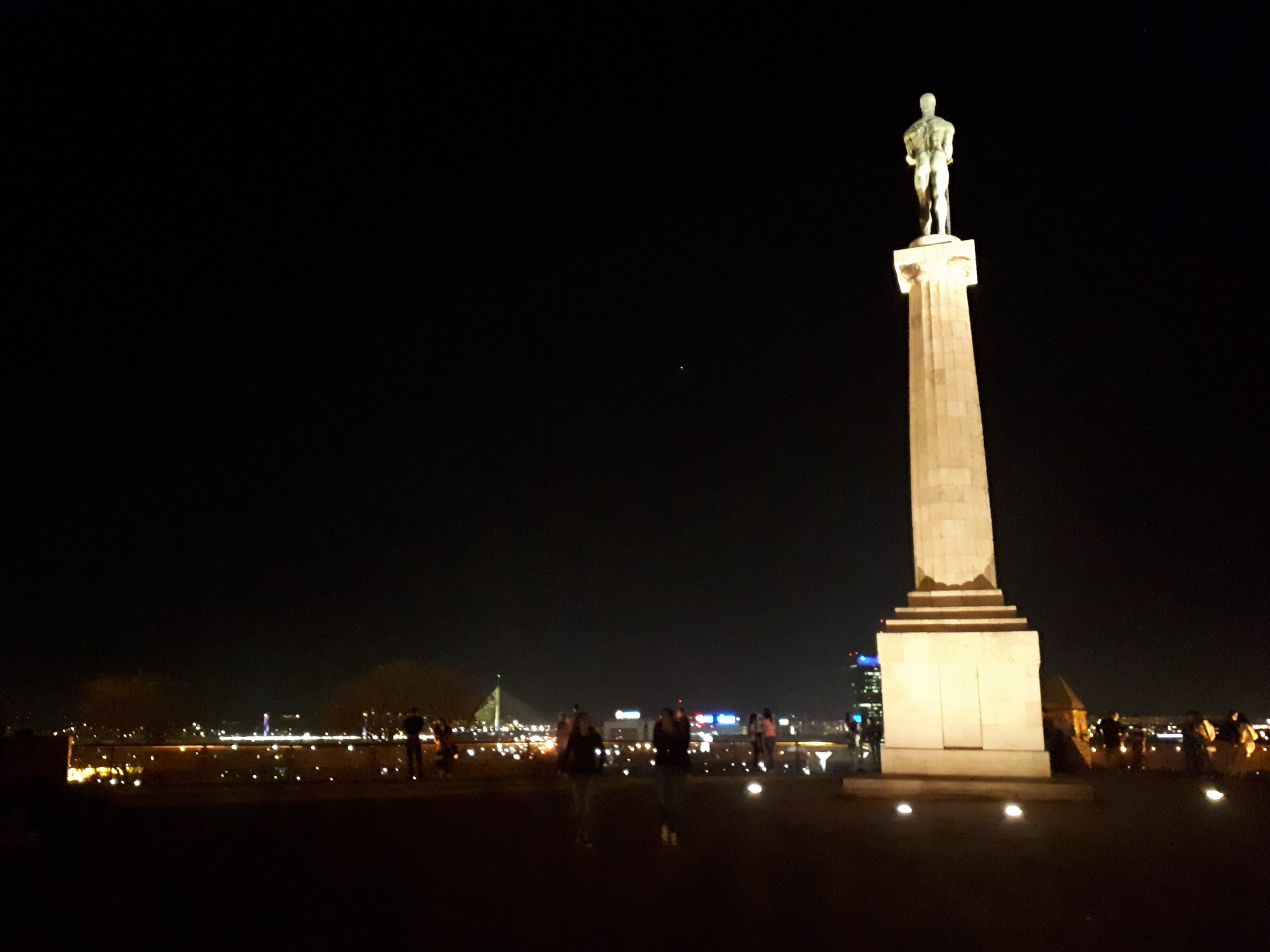 세르비아 베오그라드 요새 동상과 사바강