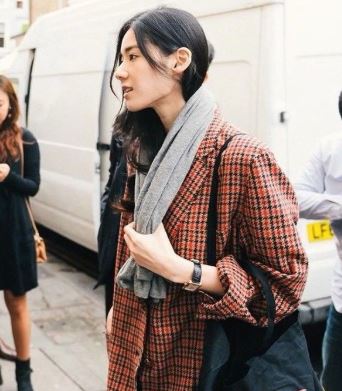 자연스러운 헤어와 내추럴 메이크업으로 완성한 정은채의 데일리 패션룩