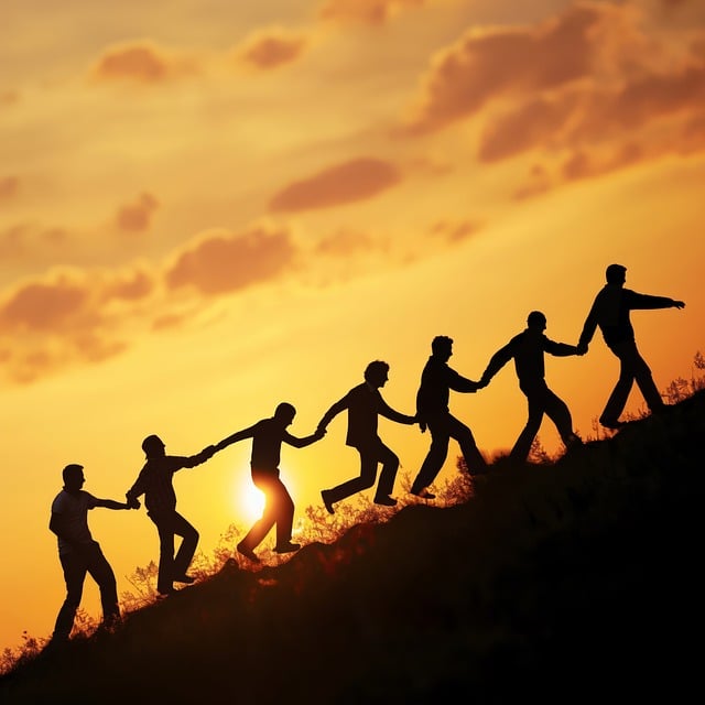 사람들이 손잡고 등산하는 사진