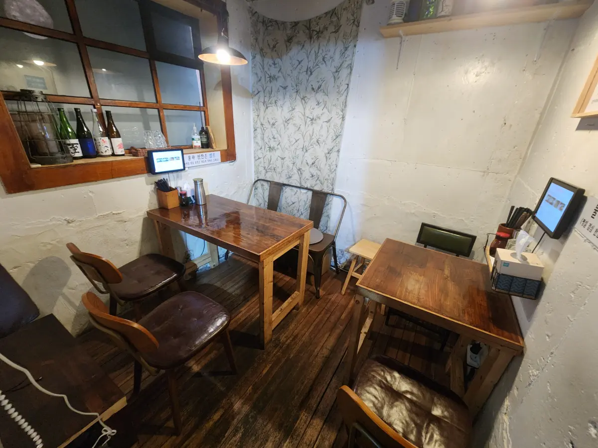 서울-종로-서촌-경복궁역-맛집-덕이나루-매장-실내-아늑한-이미지