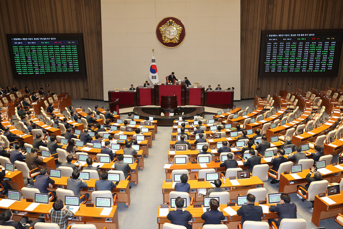 15일 국회 본회의에서 헌법재판소 재판관 이완규, 함상훈 지명 철회 촉구 결의안이 통과되고 있다. 연합뉴스