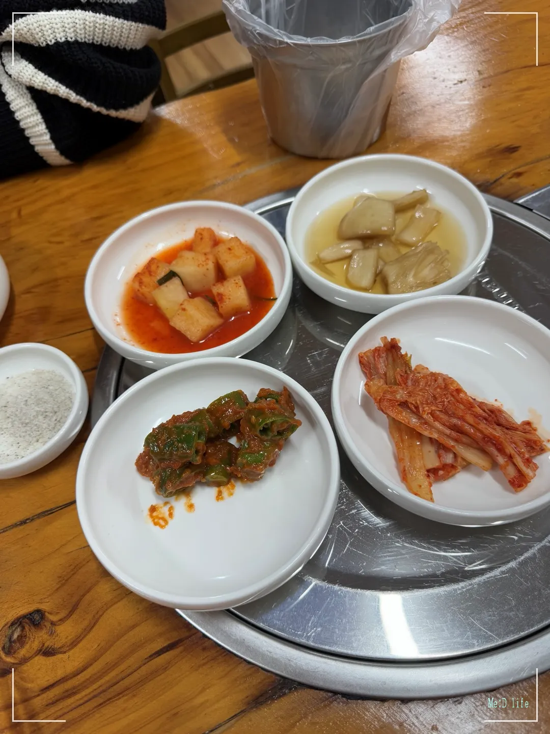 평택-진능이능이버섯백숙-능이버섯-몸보신-오리백숙-닭백숙-삼계탕-육개장-찰밥-반찬-기본세팅-깍두기-양파절임-오이고추-김치-소금