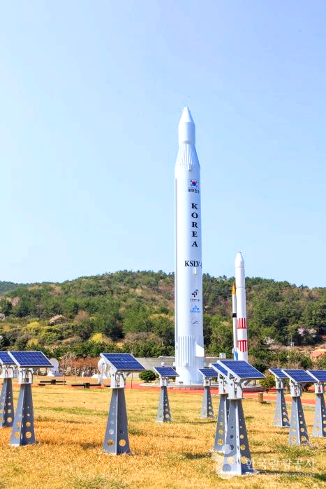 로켓이 우뚝 서있다.