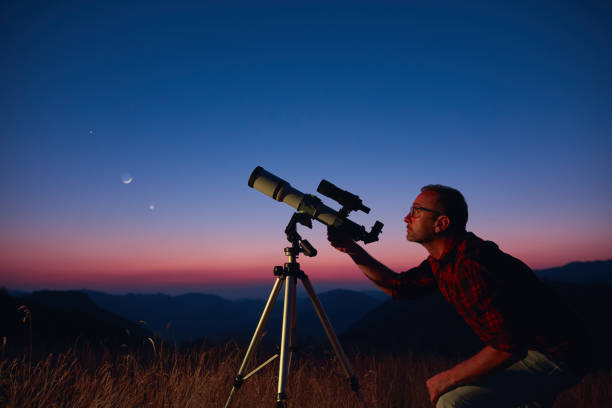 우주를 망원경으로 관찰하는 사람