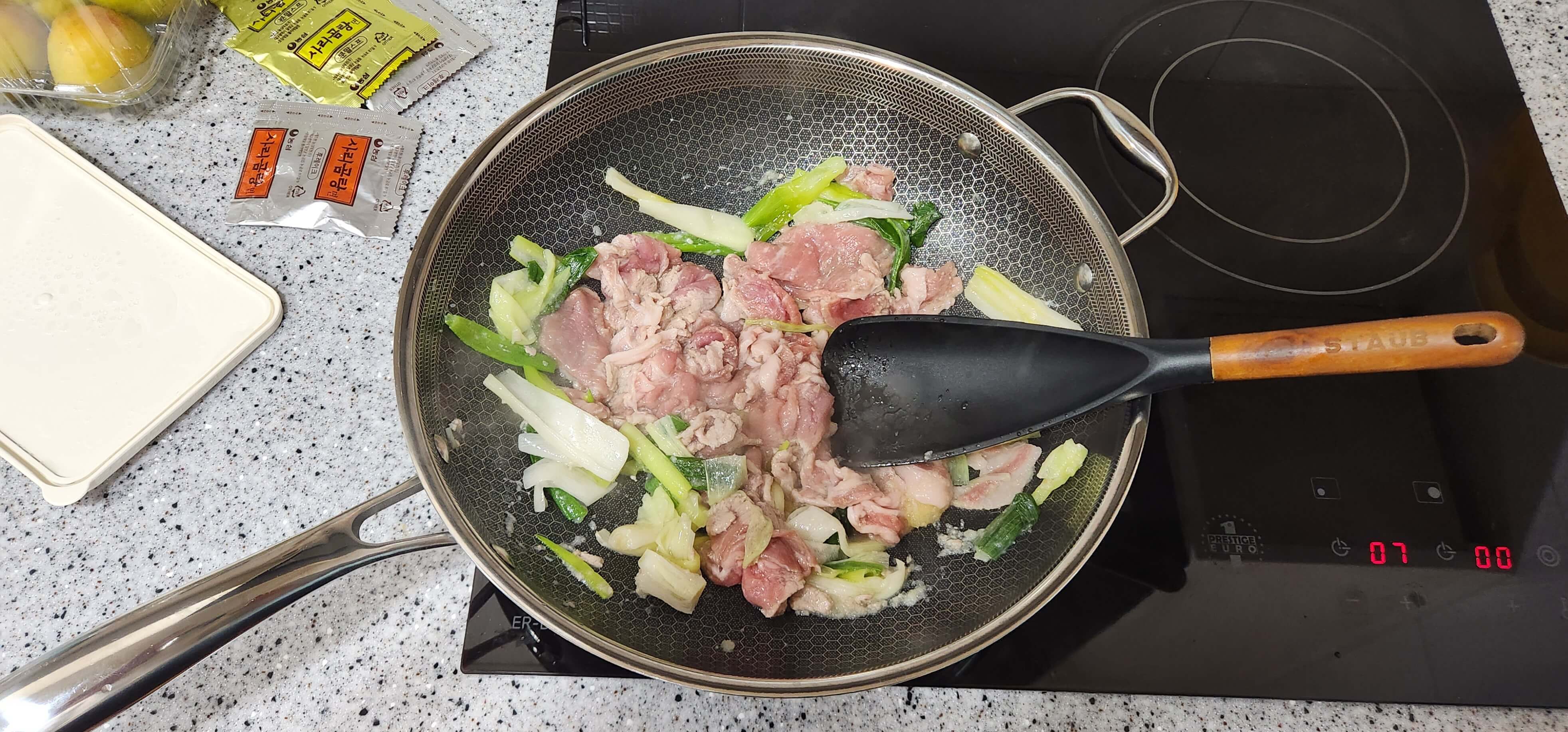 고기듬뿍 사리곰탕면 고기볶기